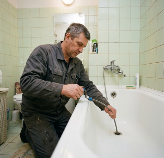 Устранение засора в сливе ванны